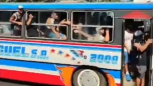 Video: Barrabravas amenazan a conductores y provocan choque de autos en Asunción