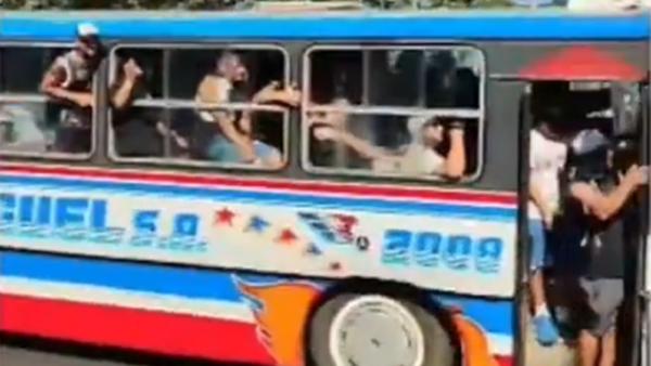 Video: Barrabravas amenazan a conductores y provocan choque de autos en Asunción