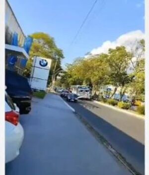 Barras bravas atacaron vehículos camino al Defensores relatan víctimas
