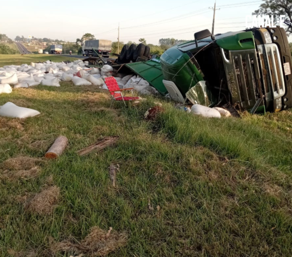 TRABAJADOR SUFRE ACCIDENTE TRAS VUELCO DE SU TRACTOCAMIÓN