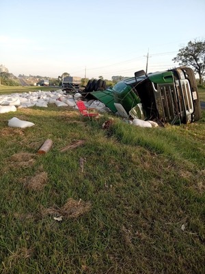 Aparatoso vuelco de camión en San Juan Bautista - 1000 Noticias