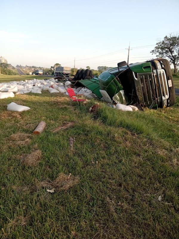Aparatoso vuelco de camión en San Juan Bautista - 1000 Noticias