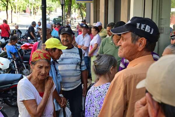 Ministro pide disculpas a adultos mayores por retraso en pago de beneficios y apunta al MEF - Economía - ABC Color
