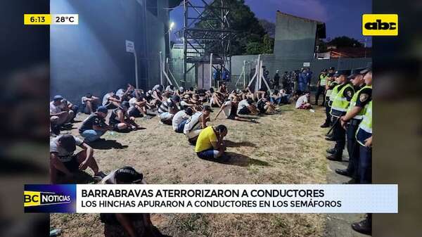Video: Barrabravas aterrorizaron a conductores en los semáforos - ABC Noticias - ABC Color