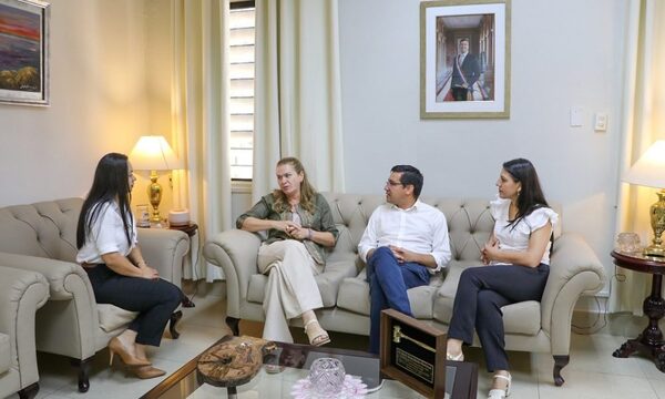 Autoridades de Alto Paraná presentan planificación estratégica de salud para el 2025 a la ministra de Salud