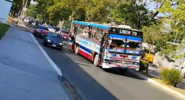 Bus chocó vehículos y los hinchas que iban dentro amenazaron de muerte a conductores - Noticiero Paraguay