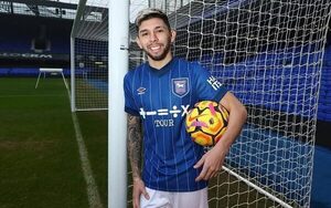 Presentan oficialmente a Julio Enciso como nuevo refuerzo del Ipswich Town