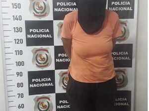 Capturan a mujer que robó un celular de una farmacia