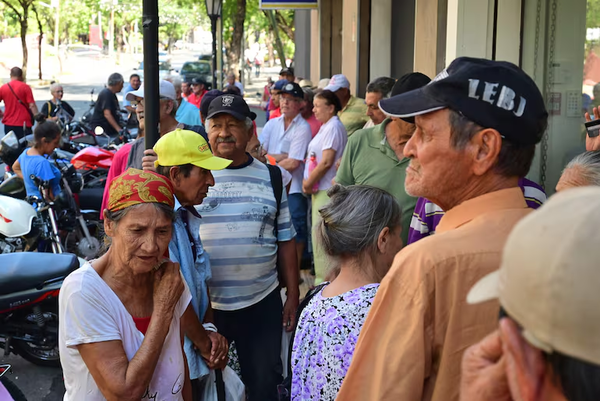 Indignante: Demora en pago de pensión a adultos mayores - Noticiero Paraguay
