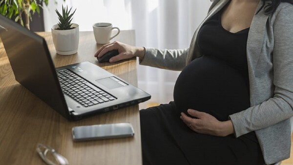 Trabajadoras embarazadas tienen nuevos derechos laborales: ¿Qué establece la ley?