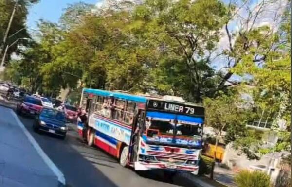 Chofer del colectivo con “barras bravas” fue detenido: he’i que lo obligaron a no parar la marcha