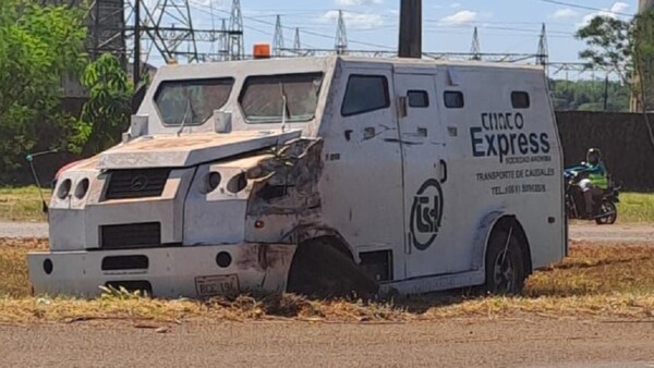 Camión de caudales sufre reventón de ruedas y choca contra árboles en Hernandarias