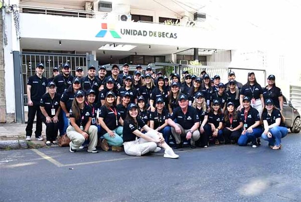 Comitiva de Becas del Gobierno partió rumbo al interior con miras al examen de este sábado 25 | DIARIO PRIMERA PLANA
