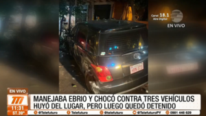 Manejaba ebrio y chocó contra tres vehículos