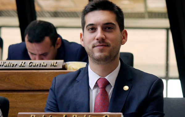 «Los jóvenes no se involucran en política y después pegan el grito», cuestiona legislador