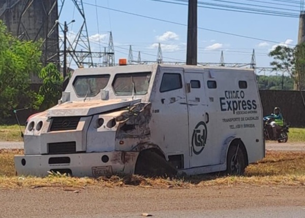 Explosión de neumático provoca choque de camión blindado en Hernandarias - ADN Digital