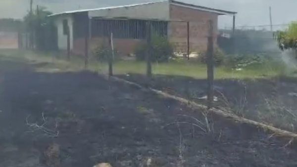 Villeta: Incendio forestal afecta a viviendas y habría sido provocado