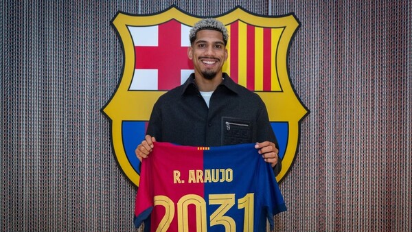 Ronald Araujo renueva con el Barcelona hasta junio de 2031