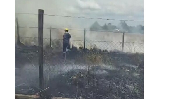 Voraz incendio forestal en Villeta afecta viviendas y podría ser intencional