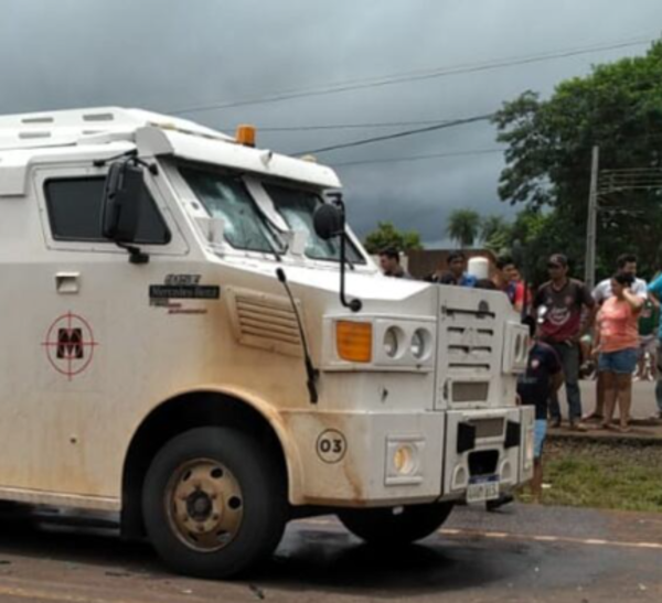 Camión de caudales choca contra árboles tras perder el control