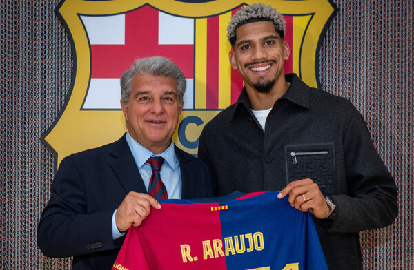 Versus / El uruguayo Ronald Araujo renueva con el Barça hasta 2031