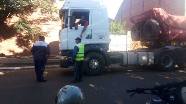 Controlan el ingreso de camiones de gran porte en Queiroz Candia