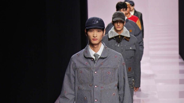 El hombre Vuitton en la pasarela de París