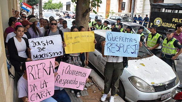 Chicas piden que se cumpla ley que mismo Riera impulsó