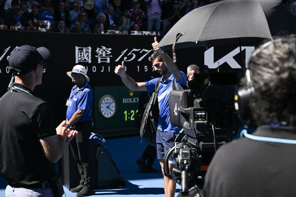 Versus / ¡Insólito! Djokovic se retiró abucheado del lugar donde más Grand Slam ganó