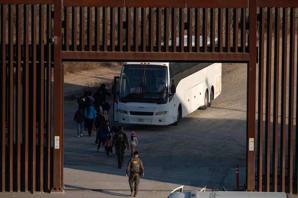 Primeras redades antiinmigrantes de Trump dejan 538 detenidos y cientos de deportados - Mundo - ABC Color