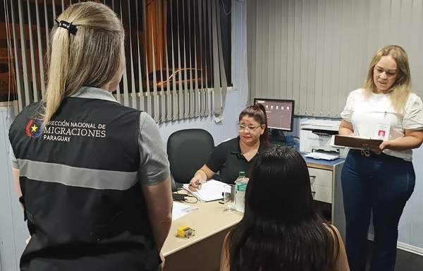 Colombianos intentan sacar del país a menor sin permiso de los padres