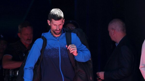 Djokovic abandona las semifinales por lesión y el público lo abuchea