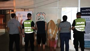 Colombianos querían pasar la frontera con una paraguaya de 17 años