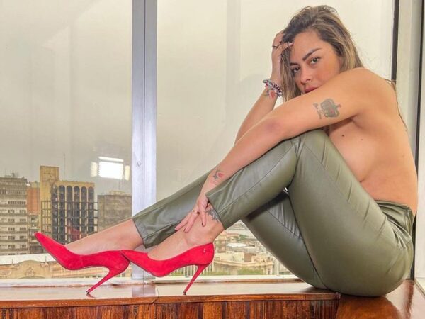 (VIDEO) Lari Riquelme: “En la cama hay que ser bien bitch (perra) y en la casa una dama”