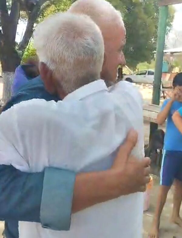 Reencuentro emocionante: dos hermanos se encuentran tras 30 años separados