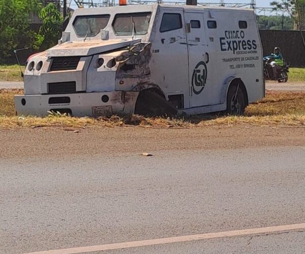 Percance y daños materiales tras explosión de rueda de un transportador de caudales – Diario TNPRESS