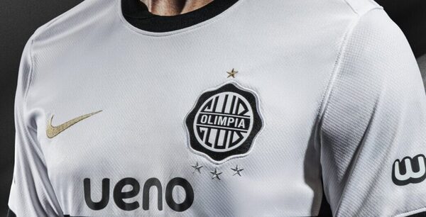 Versus / "Sobria y elegante", así es la nueva camiseta del Olimpia para el 2025