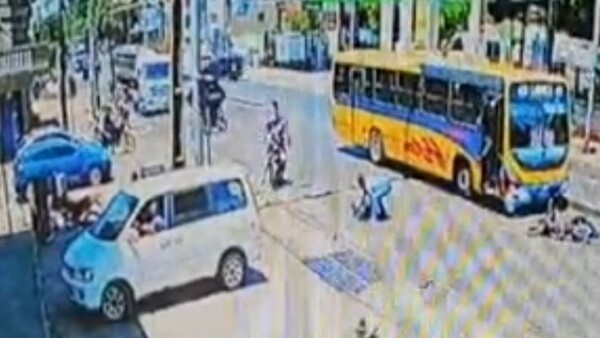 Bus pasa luz roja y atropella a una motociclista: “Agradezco a Dios por contar la historia”