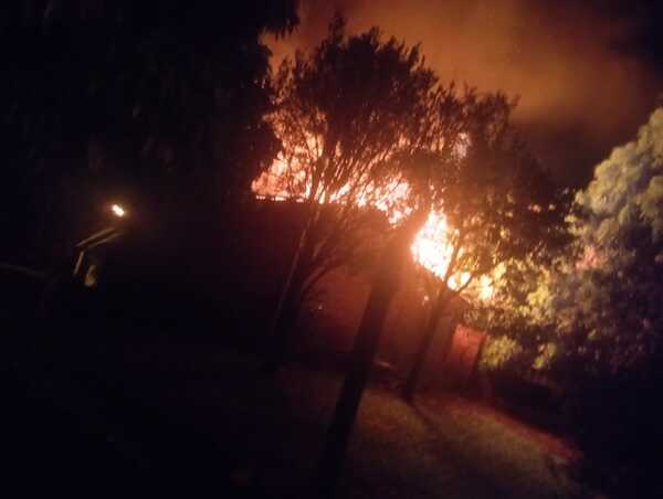 Incendio destruye vivienda en barrio San Juan de María Auxiliadora