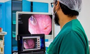 Rápida intervención médica salva a niño que ingirió una pila