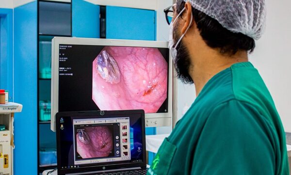 Rápida intervención médica salva a niño que ingirió una pila