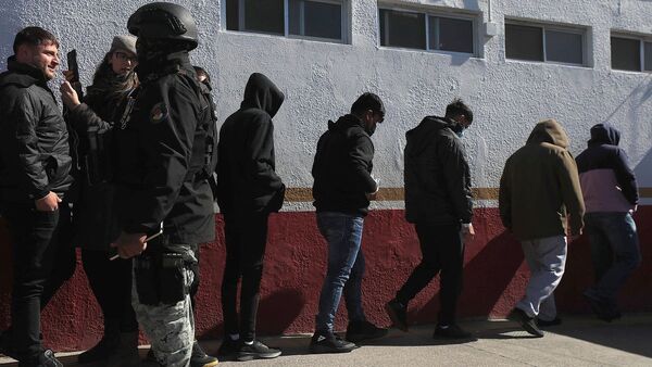 EE. UU. arrestó a 538 "inmigrantes ilegales" y deportó a "cientos" - 1000 Noticias