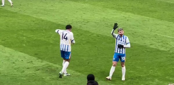 Versus / ¿Lo había anticipado? Así se despedía Enciso de los hinchas de Brighton en Old Trafford