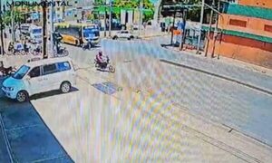 (VIDEO) Bus cruzó en rojo y atropelló motoca que se salvó