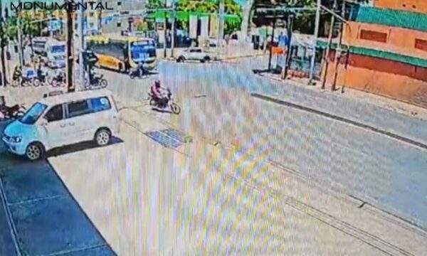 (VIDEO) Bus cruzó en rojo y atropelló motoca que se salvó