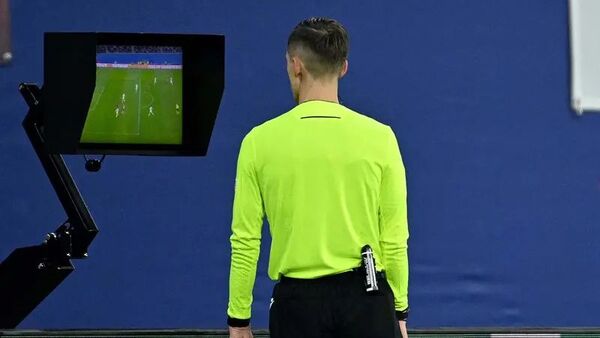 “No funciona lo suficientemente bien”: clubes noruegos de fútbol piden la abolición del VAR - 1000 Noticias