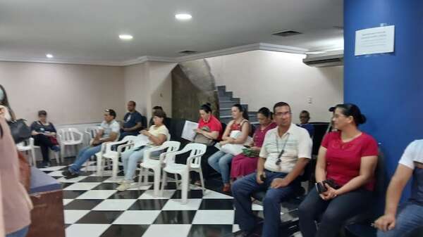 Adultos mayores denuncian demoras en los trámites para entrega de tarjetas - Nacionales - ABC Color