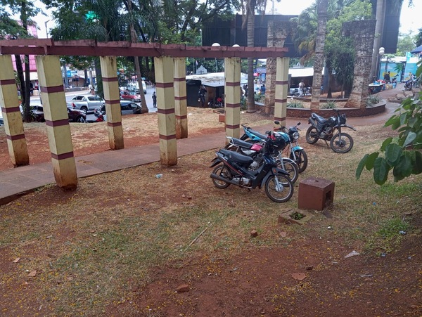 Mejoras y fuente de agua de paseo central es utilizado como baño publico - La Clave