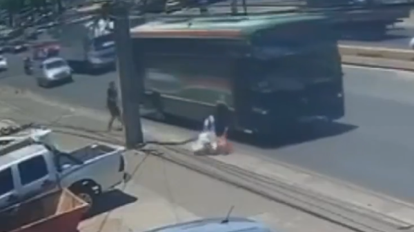 Identifican a vendedor ambulante implicado en la muerte la mujer que cayó del bus - Noticiero Paraguay