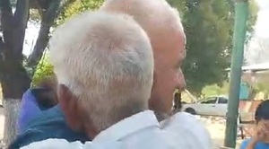 Cincuenta años después: dos hermanos se reencuentran en un emotivo abrazo